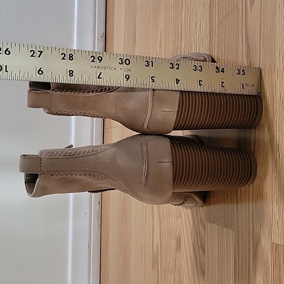 Nine West quicksand tan suede booties size 9 - Picture 3 of 10